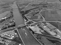 843326 Luchtfoto van de aanleg van de brug voor de sneltramlijn Utrecht-Nieuwegein-IJsselstein over het ...